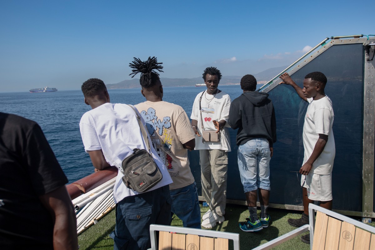 Casi medio centenar de argelinos y sudaneses en edad militar salen del CETI de Ceuta para partir hacia Algeciras (Cádiz) y ser repartidos por la Península