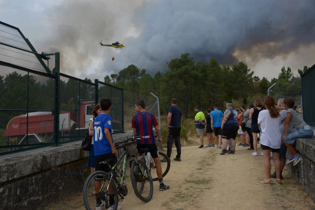 Vecinos de una aldea de Monterrey (Orense) han perdido todo por el incendio forestal: «Esto es el infierno, estamos con una mano delante y otra detrás»