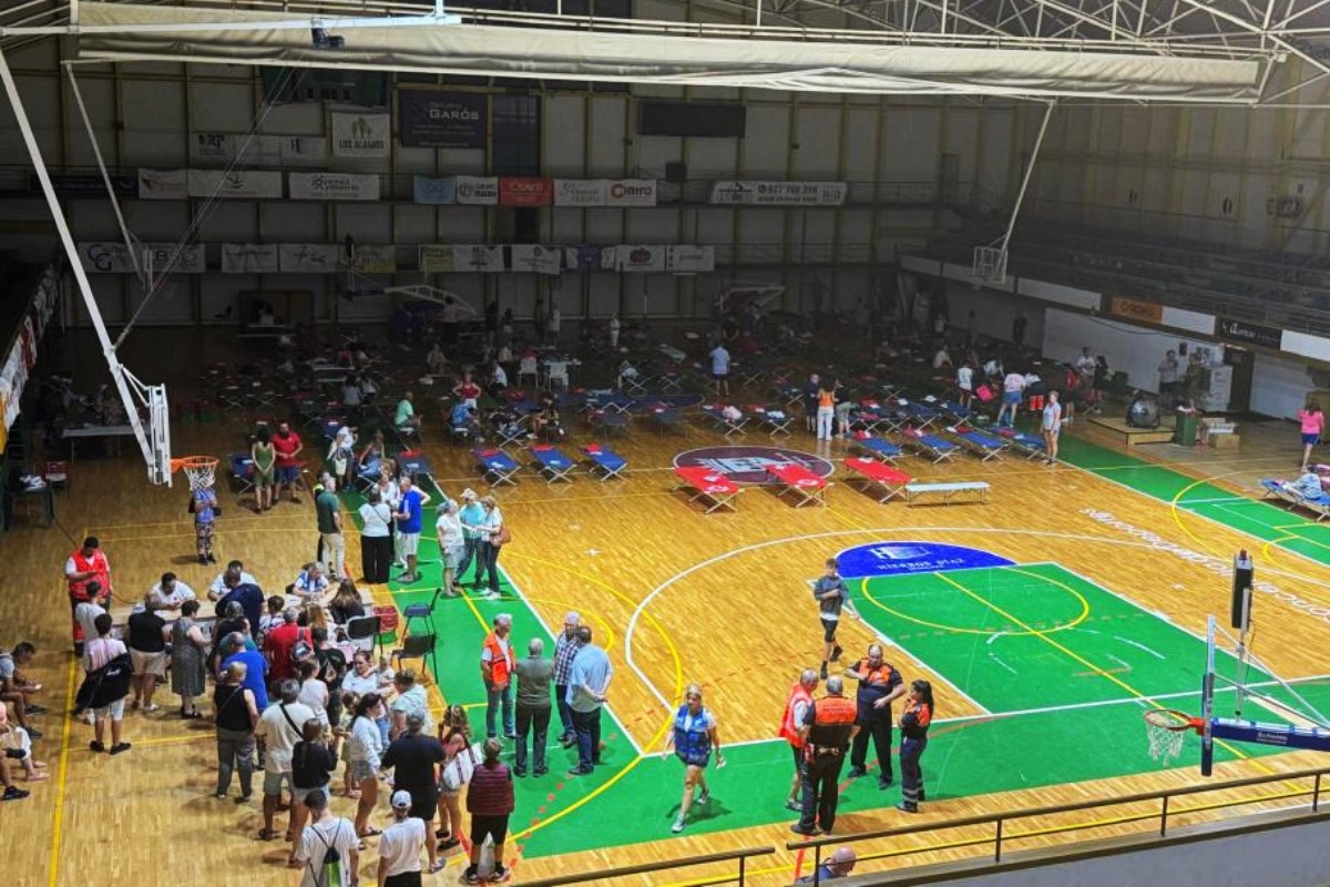 Más de 250 personas pasan la noche en un pabellón de Plasencia (Cáceres) tras ser evacuados por el incendio de Jarilla: «A los españoles no nos llevan a hoteles de tres o cuatro estrellas»