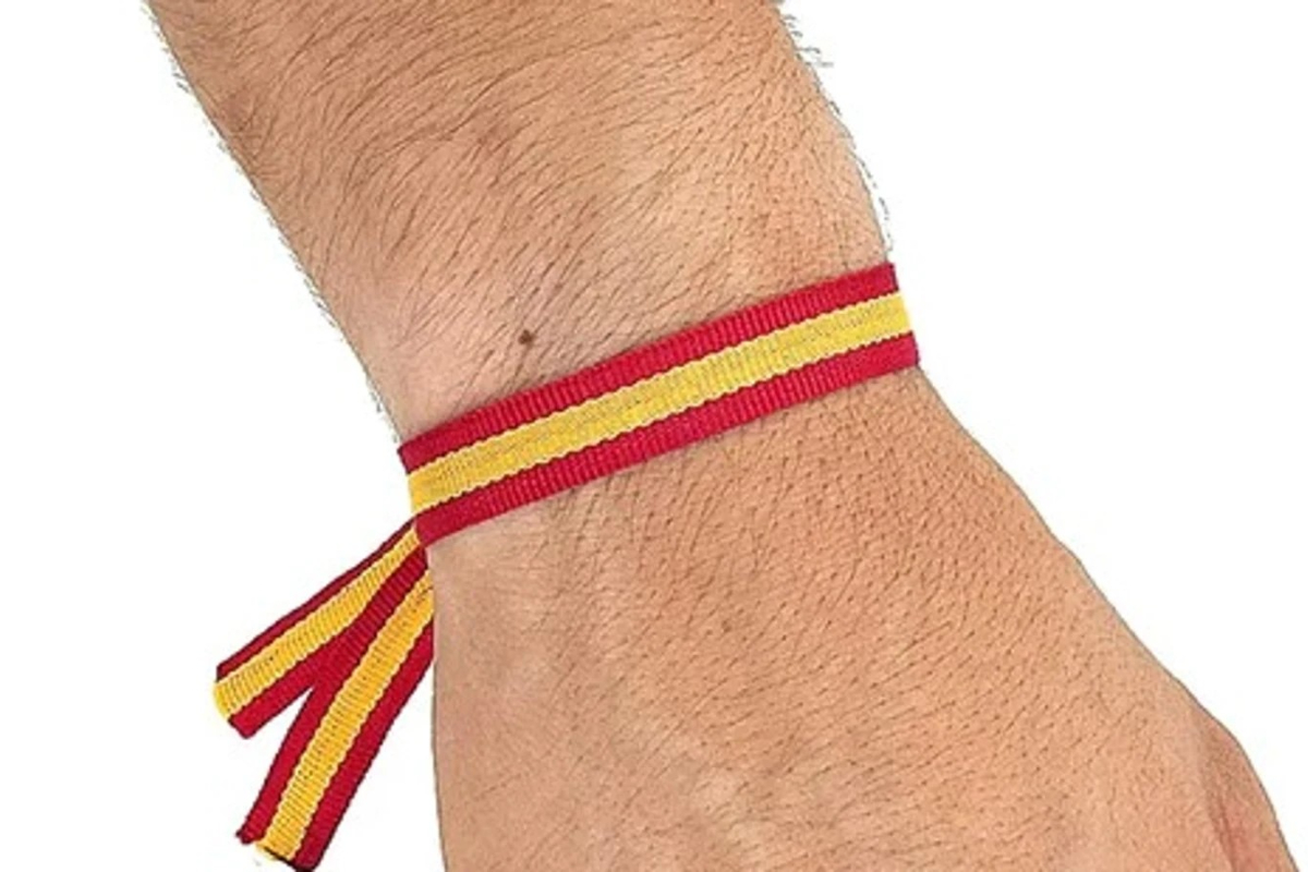 CCOO declara que llevar la bandera de España en la muñeca es «de ultraderecha»