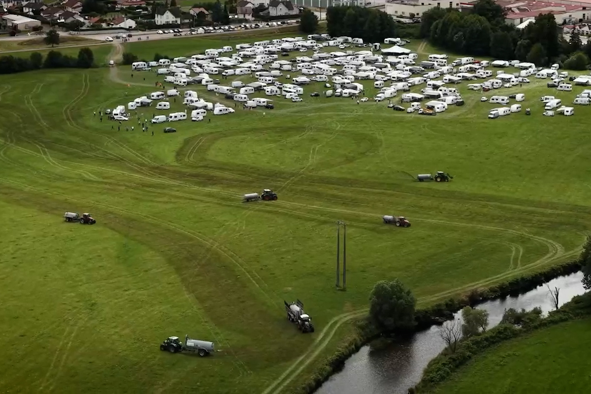 Agricultores franceses rocían con estiércol sus campos para desalojar un campamento de okupas extranjeros
