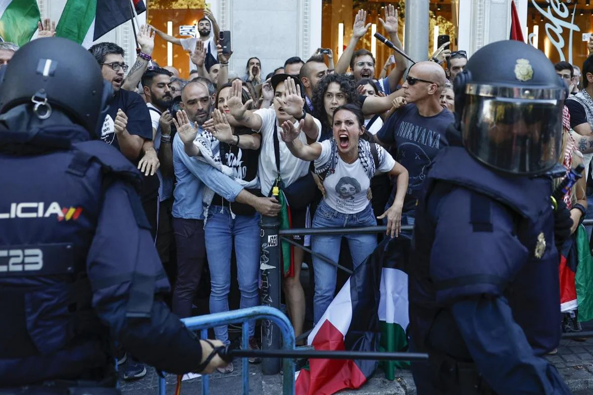 Los sindicatos policiales exigen la dimisión del delegado del Gobierno en Madrid por la violencia ultraizquierdista en el final de la Vuelta: «Se nos ha impedido garantizar la seguridad»