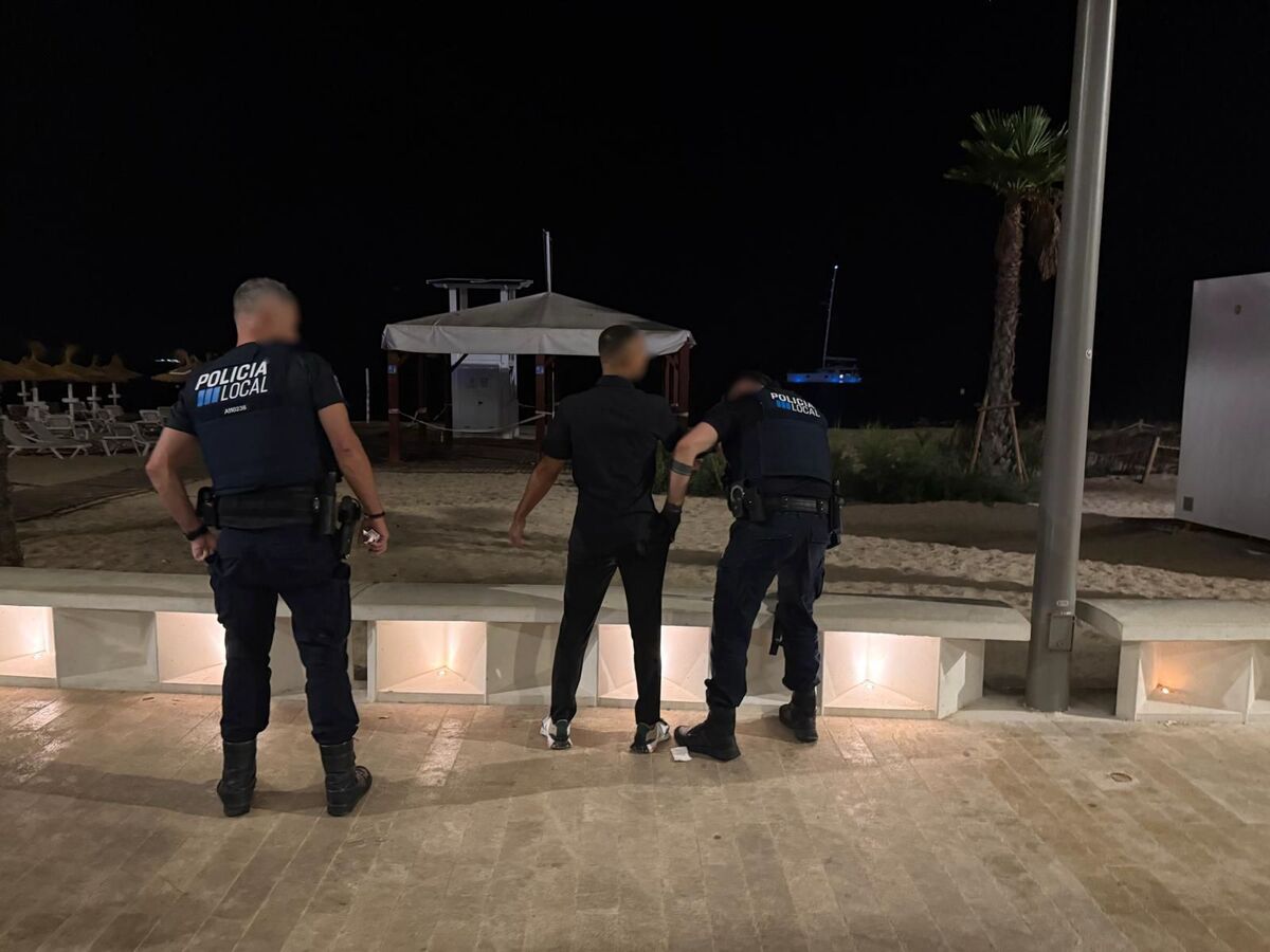 Un inmigrante magrebí detenido en Mallorca, a un policía local: «Cuando esté en libertad le cortaré el cuello a tus hijos delante de ti»