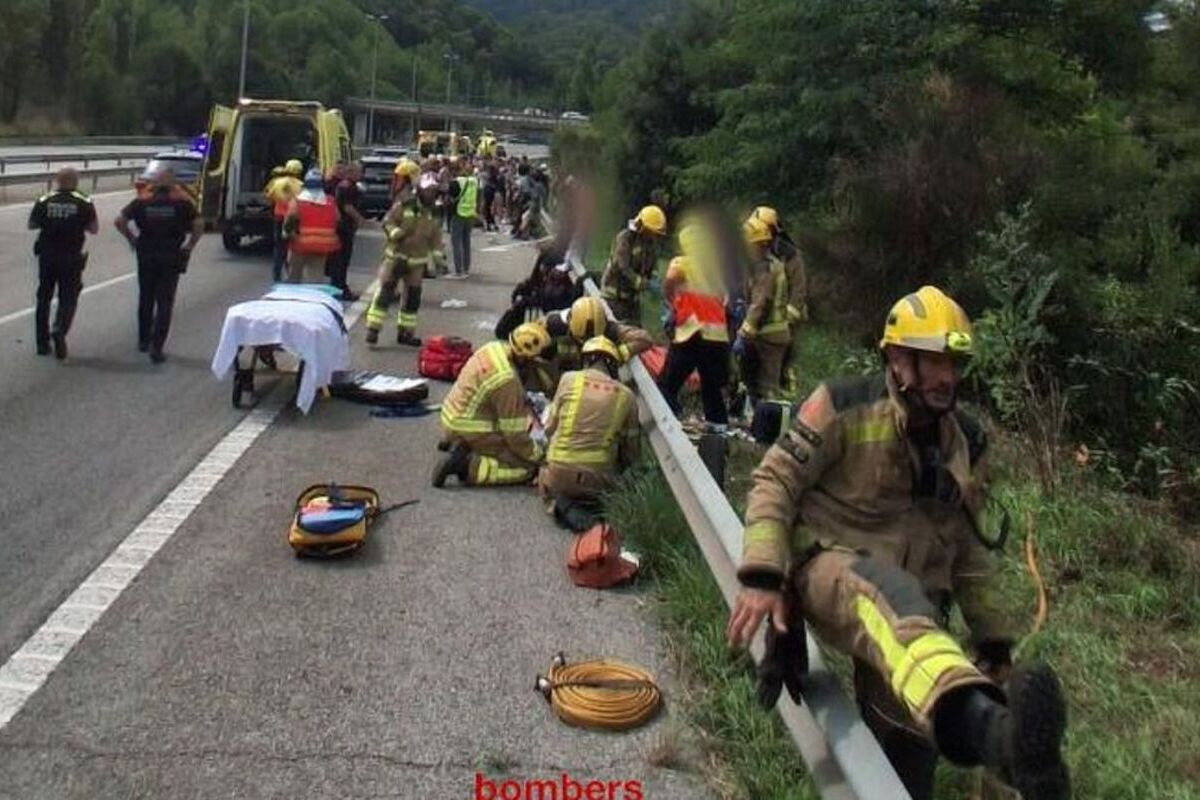 Vuelca un autobús con 60 pasajeros en la C-32 en Santa Susanna (Barcelona) y deja al menos dos heridos graves
