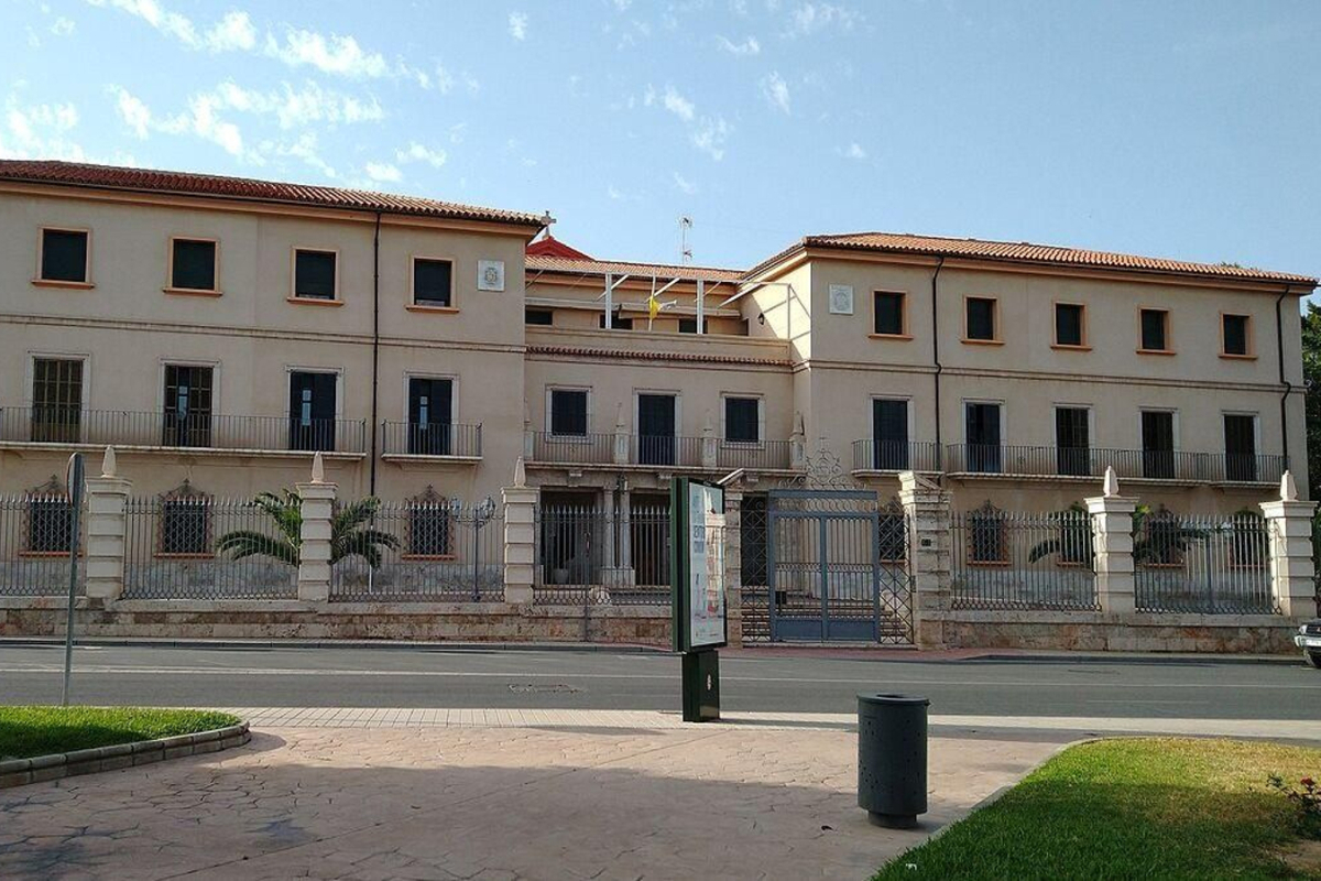 Temor en el colegio diocesano de Almería por la decisión de reconvertir el antiguo Seminario aledaño en un centro de acogida para inmigrantes ilegales