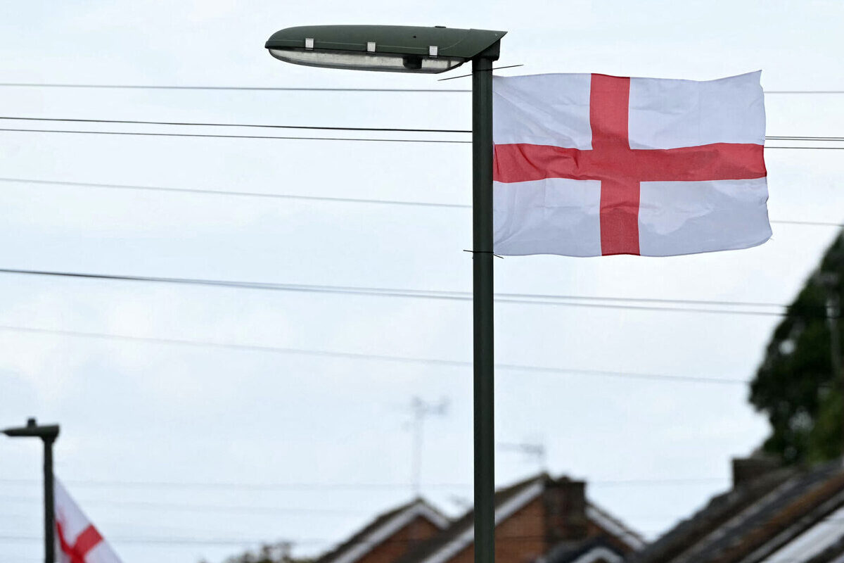 Vecinos de Birmingham desafían a la izquierda y llenan la ciudad de banderas de Inglaterra tras su prohibición «por ser racista y un problema de seguridad»
