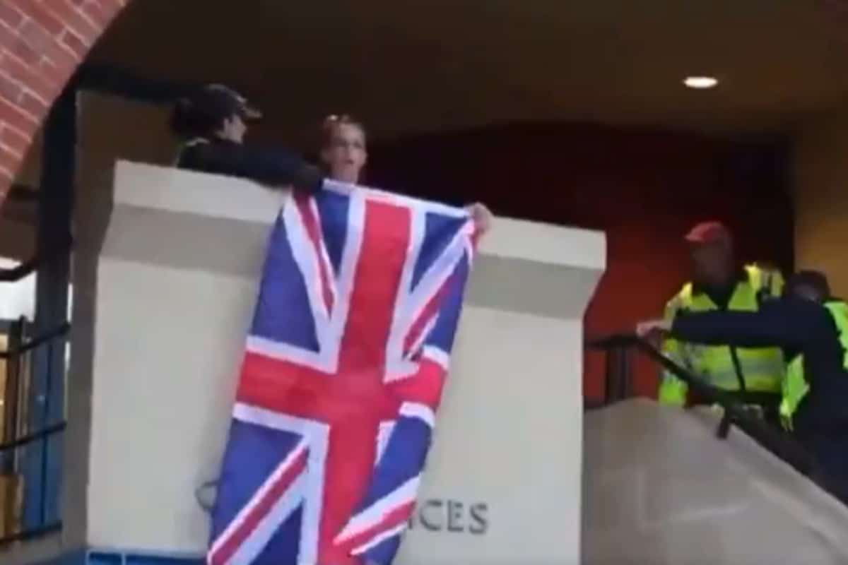 La Policía detiene a una mujer en Epping por mostrar la bandera del Reino Unido durante una protesta contra los hoteles para inmigrantes ilegales