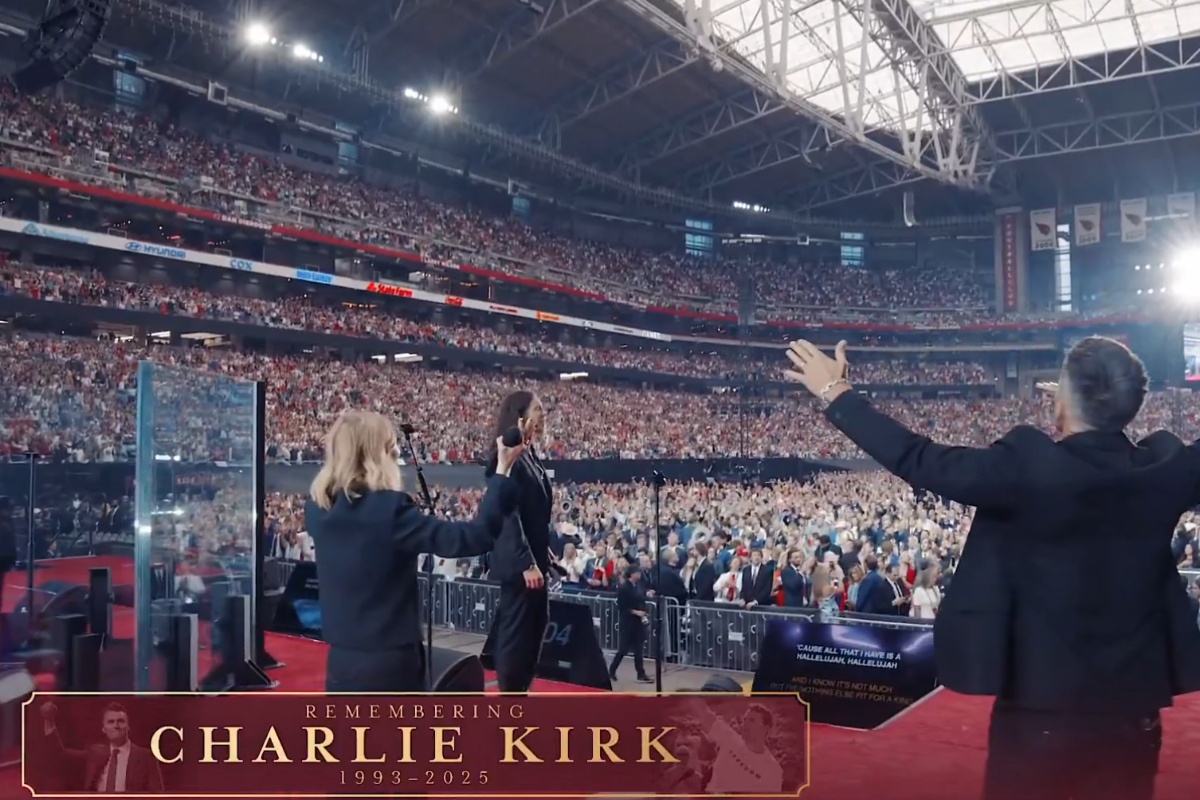 Miles de estadounidenses llenan el estadio State Farm de Glendale (Arizona) para despedir a Charlie Kirk
