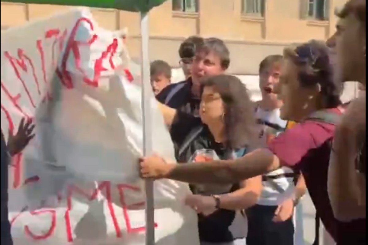 Izquierdistas y separatistas asaltan y destrozan una carpa de VOX en Ciutat Vella (Barcelona)
