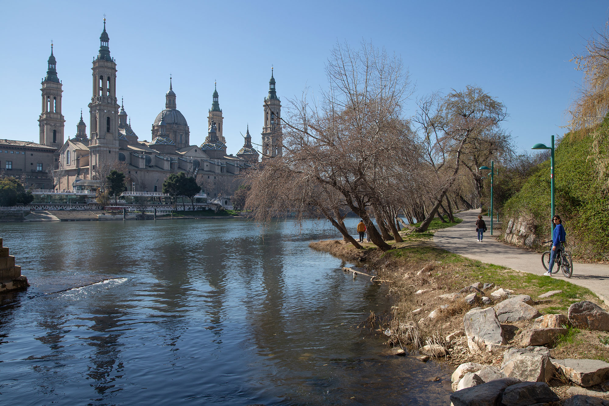 Un hombre «corpulento y de color» golpea y agrede sexualmente a una mujer a orillas del río Ebro en Zaragoza