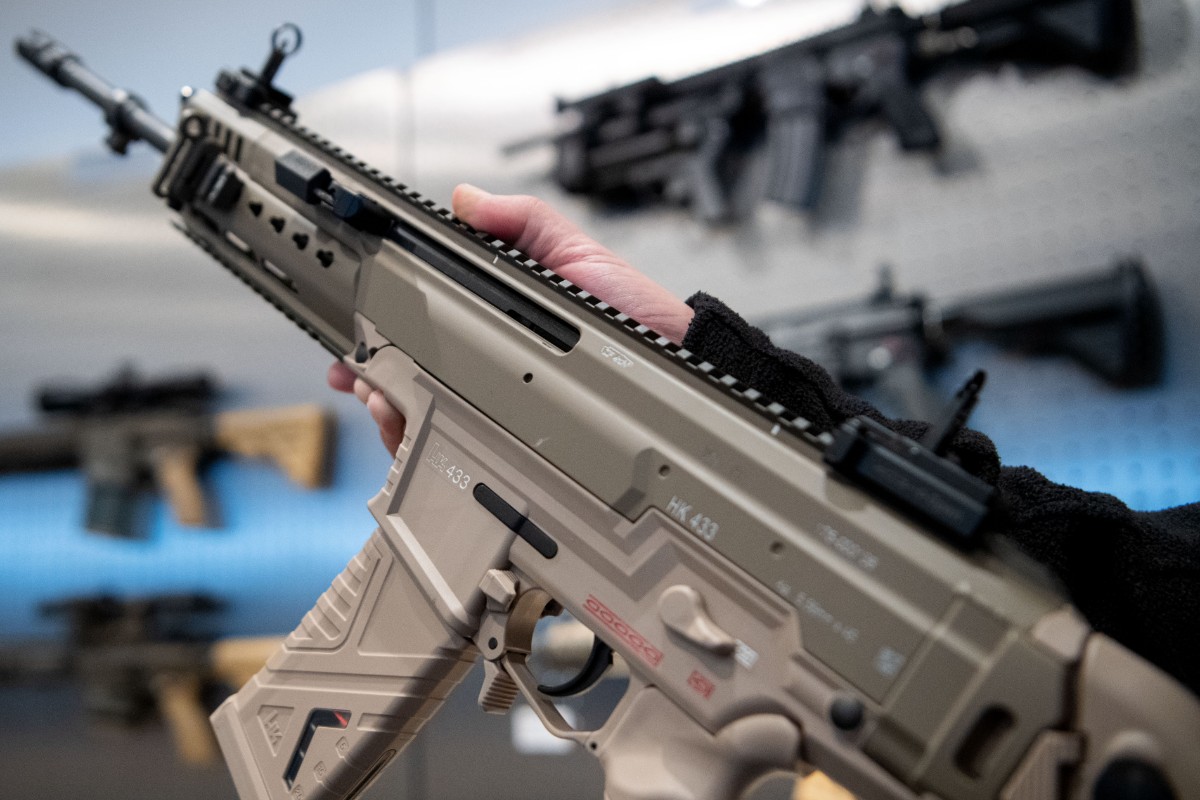El Departamento de Justicia de EEUU baraja prohibir el porte de armas a personas trans luego de la masacre en la escuela católica de Minneapolis
