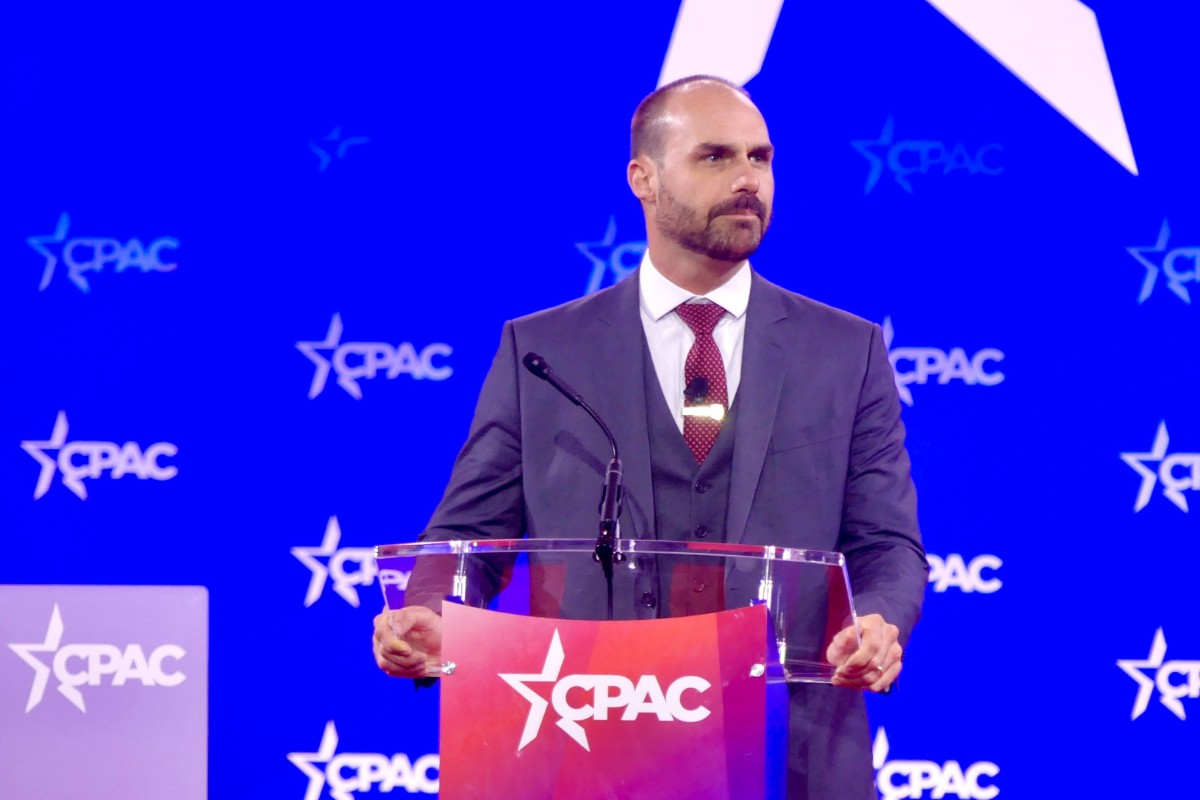 El juez Alexandre de Moraes presenta una citación judicial contra Eduardo Bolsonaro