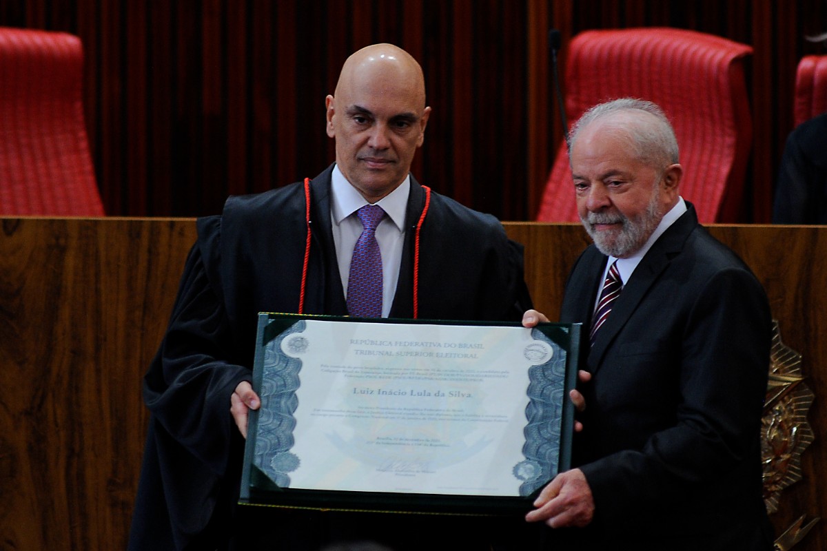 La tiranía de Lula y De Moraes detiene en su propia casa y encarcela al expresidente patriota Bolsonaro pese a su delicado estado de salud: «Quieren matarle»