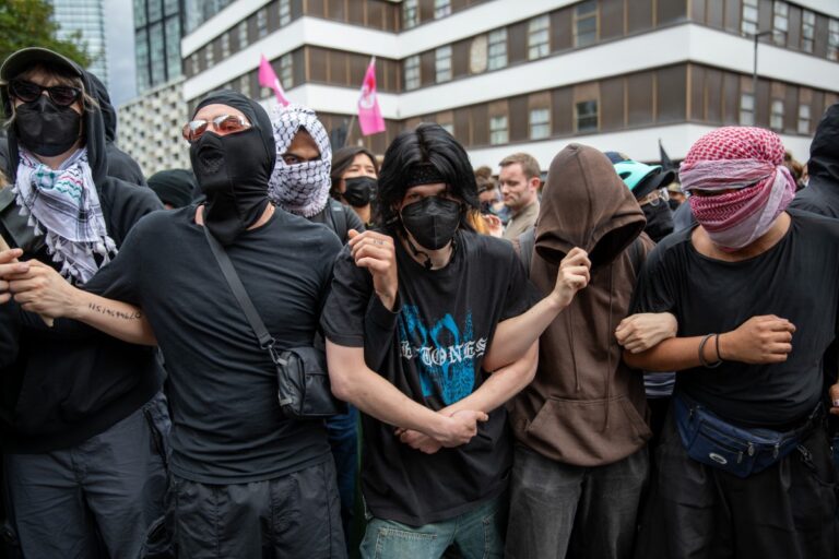 Condenados por terrorismo ocho «antifa» tras atacar a tiros a los guardias de un centro detención de inmigrantes ilegales en Texas (EEUU)