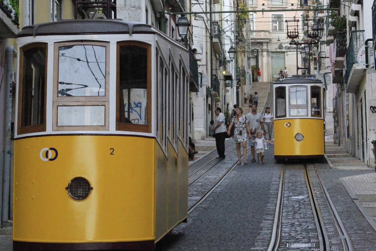 Al menos 15 muertos y 18 heridos tras descarrilar un funicular en Lisboa