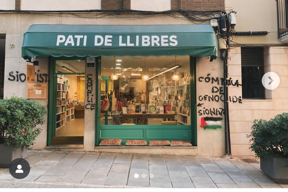 Crece el terrorismo proPalestina: vandalizan una librería infantil en Cataluña acusada de ser «sionista» y «cómplice del genocidio»