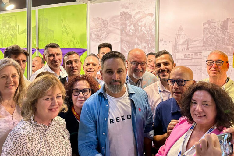 Santiago Abascal homenajea a Charlie Kirk con la camiseta que llevaba en el momento de su asesinato en un campus de Utah