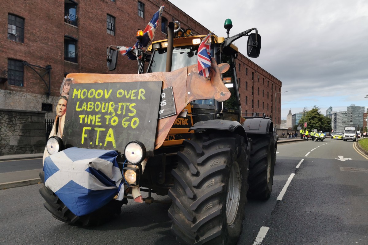 Agricultores británicos se manifiestan contra el Gobierno de Starmer por el nuevo impuesto: «Está diseñado para que todo acabe en manos del Estado»