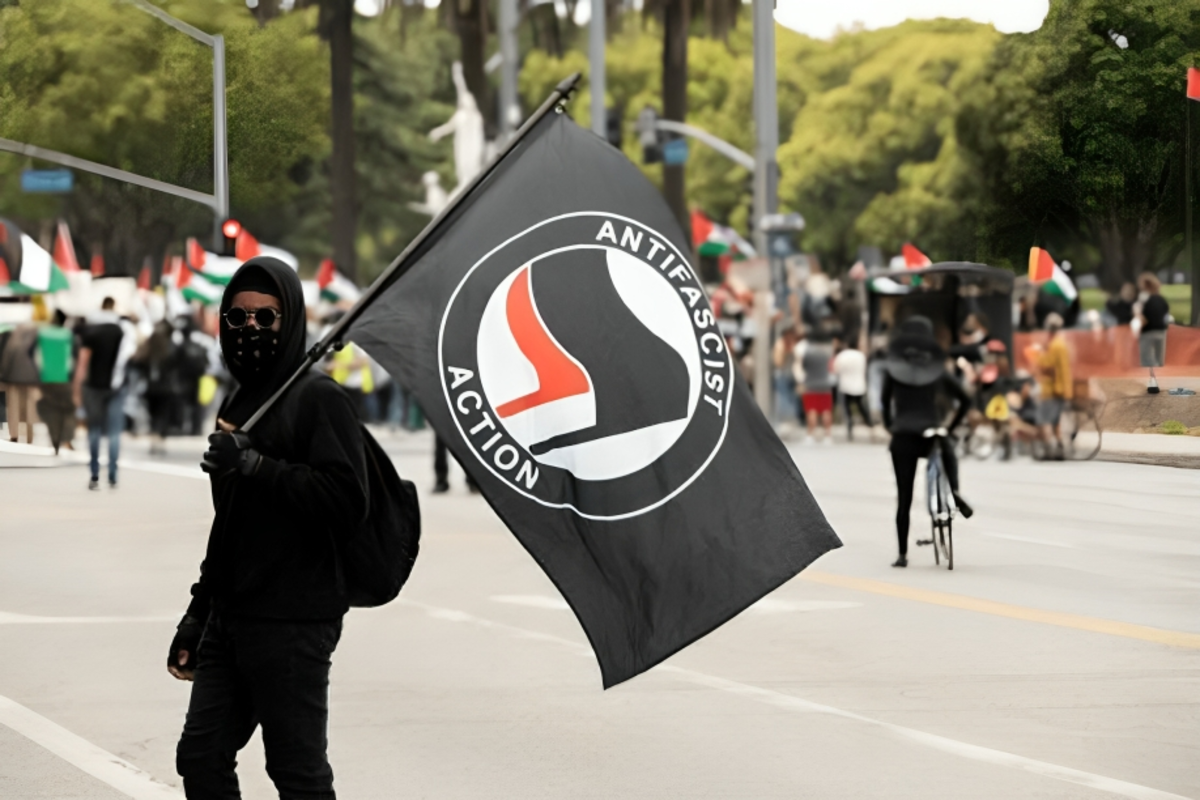Un alcalde de la coalición CSU-CDU se suma a una protesta organizada por Antifa contra AfD en Baviera (Alemania)