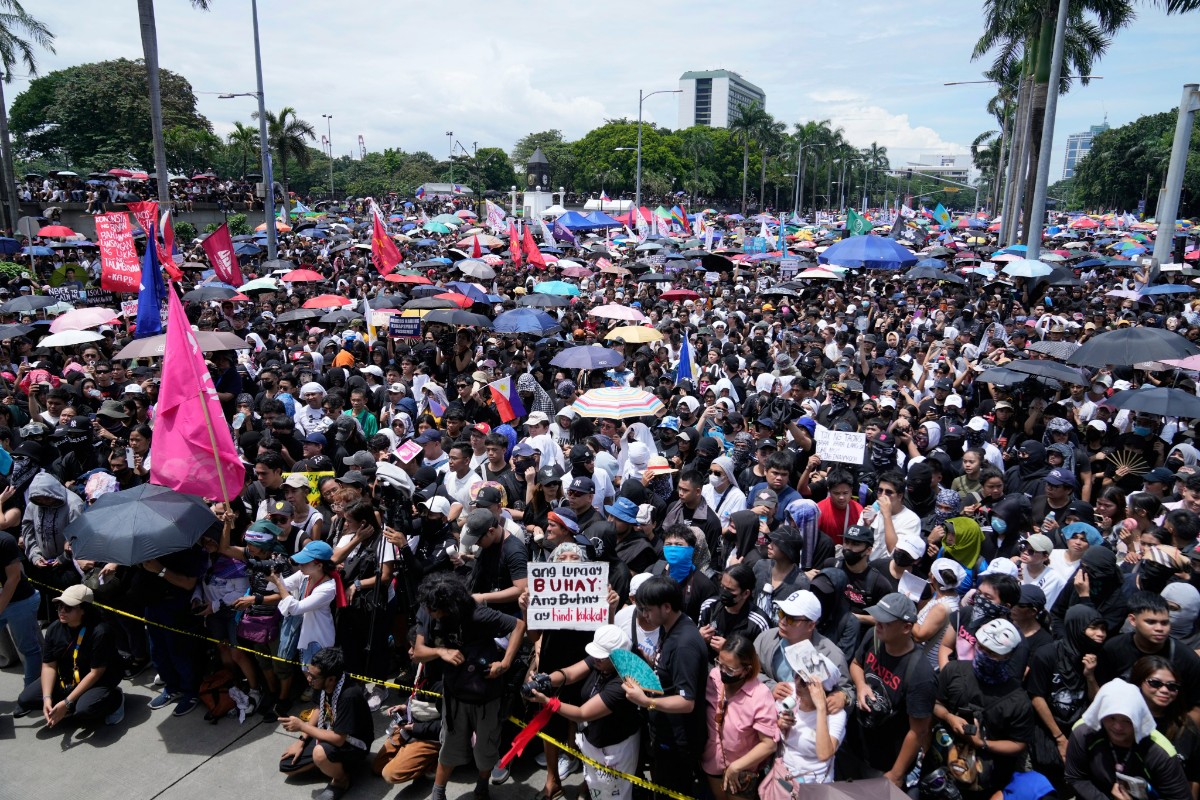 Decenas de miles de filipinos toman las calles para protestar contra la corrupción del Gobierno