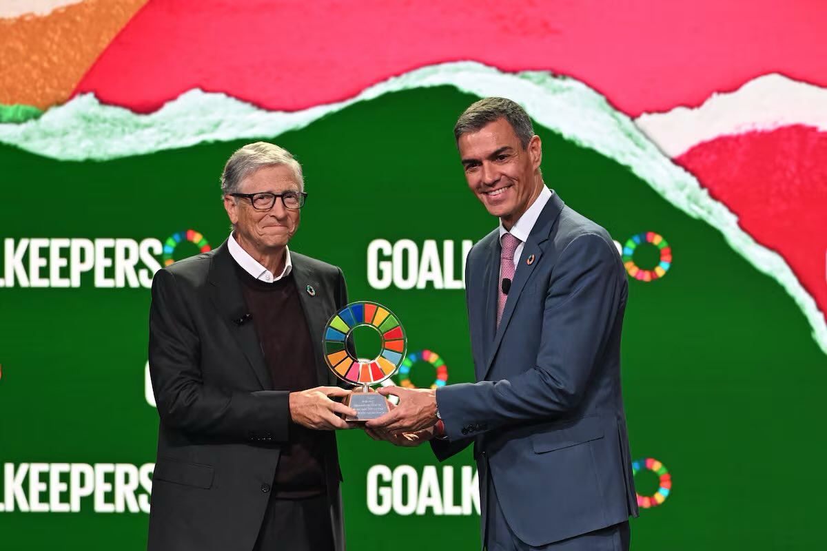 El Gobierno de Sánchez destinó 95 millones de los españoles al ente de Bill Gates que ahora lo ha premiado por su sometimiento a la Agenda 2030