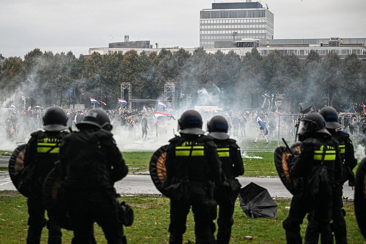 Miles de holandeses se manifiestan contra la «invasión» migratoria que sufre el país días antes de las elecciones que apuntan a Wilders como favorito