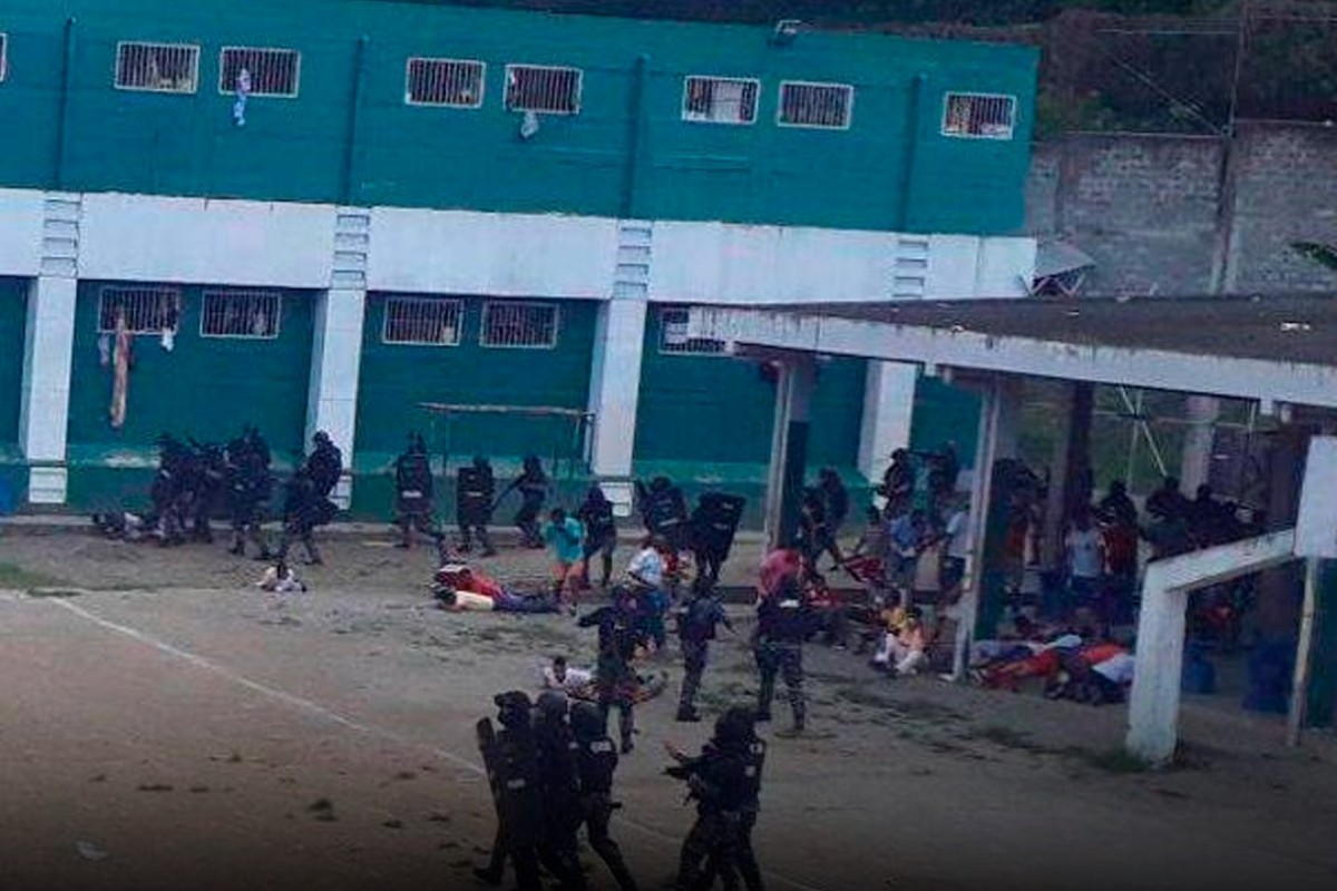 Al menos 17 presos muertos tras riñas entre miembros de bandas rivales en una cárcel de Esmeraldas (Ecuador)
