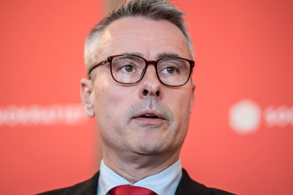 Condenado a cuatro meses de prisión el exministro socialista danés Henrik Sass Larsen por posesión de miles de fotografías y vídeos de abusos sexuales a menores