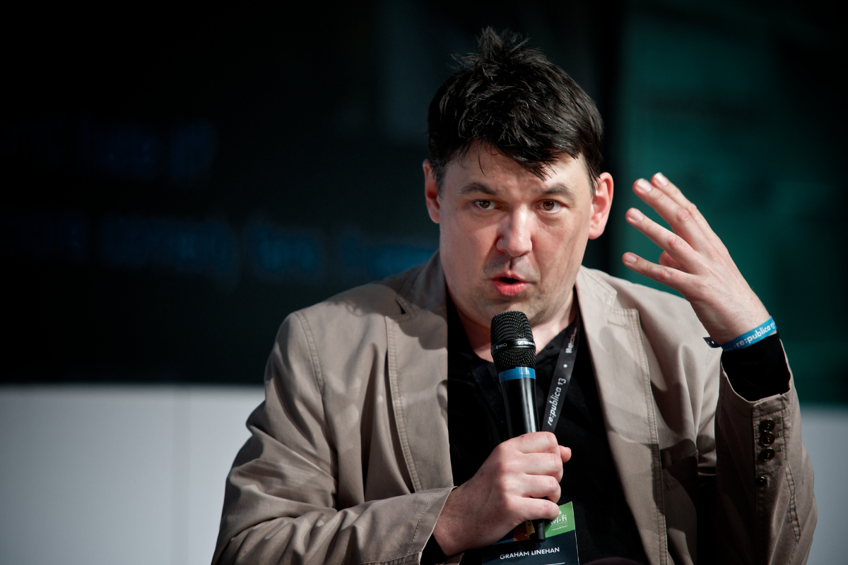 Detenido como «terrorista» en Reino Unido el cómico Graham Linehan por afirmar que los trans no deben entrar en espacios de mujeres