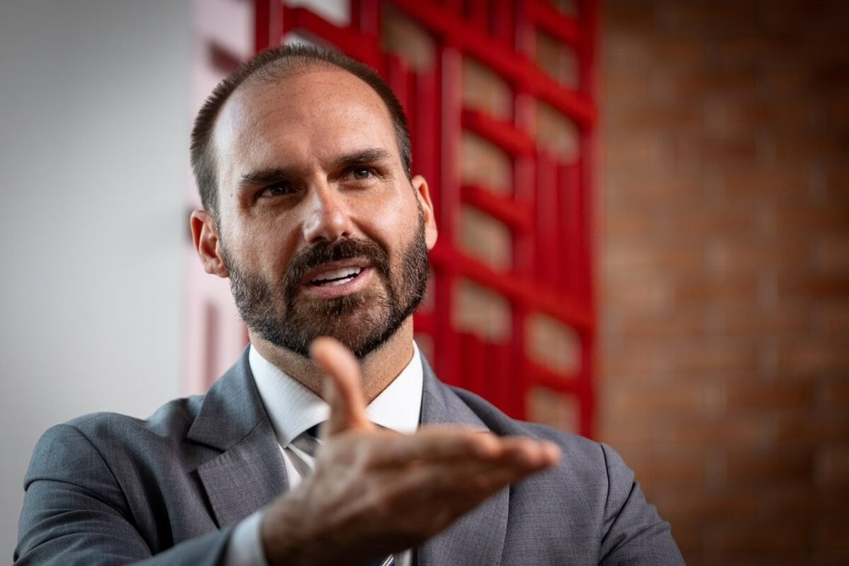 Eduardo Bolsonaro cree que es «muy probable» que Trump imponga más sanciones a Lula si su padre es condenado