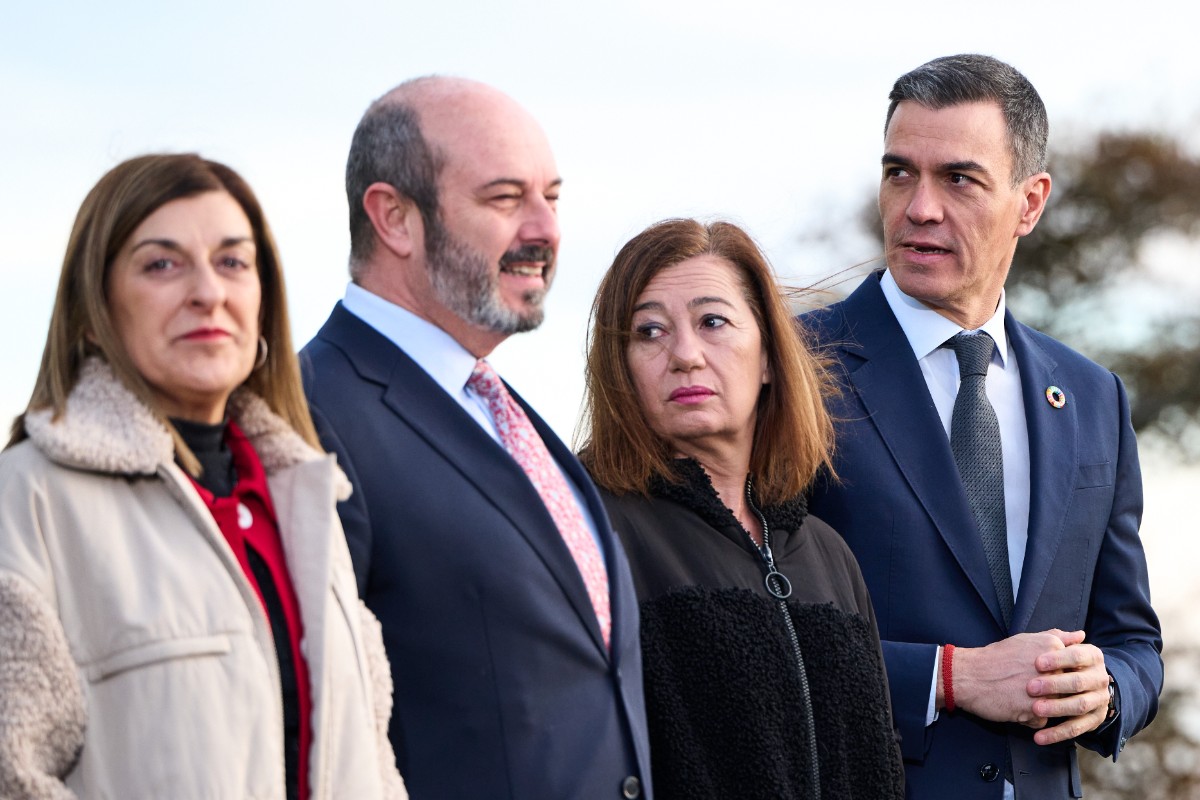 El bipartidismo (PP-PSOE) subirá el presupuesto del Senado y del Congreso en 2026 mientras uno de cada tres niños en España está en riesgo de pobreza