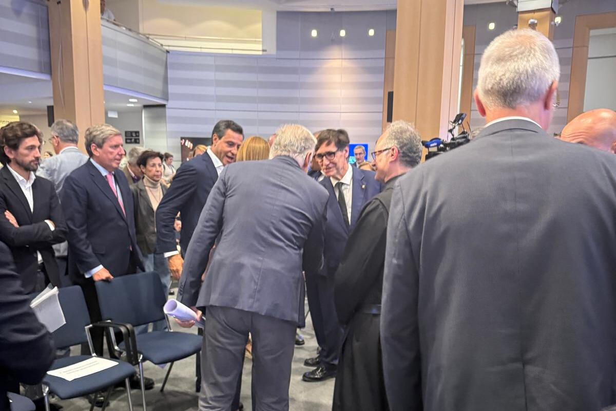 El PP rinde pleitesía a Illa en Bruselas el mismo día que el dirigente socialista humilla a los españoles con su reunión con el prófugo Puigdemont