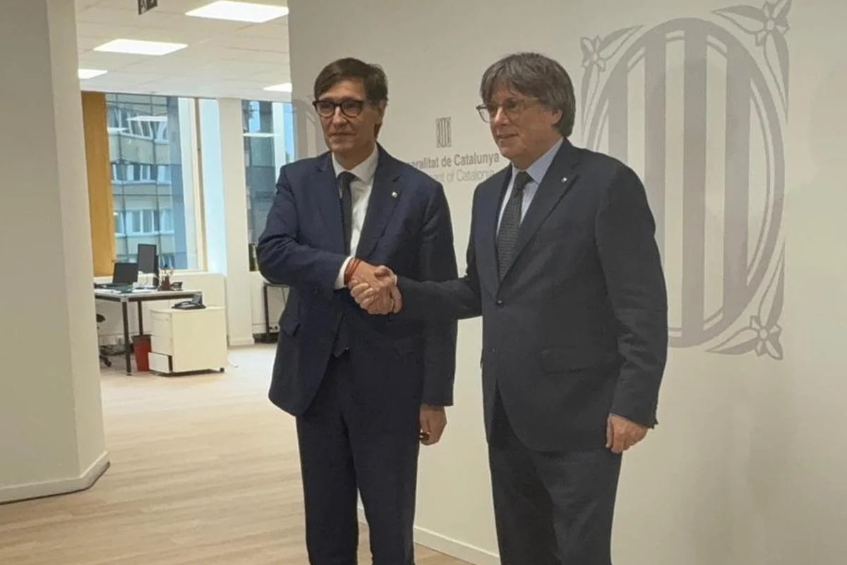 Illa se reúne con el prófugo Puigdemont en Bruselas para salvar la legislatura de Sánchez tras la mediación previa de Zapatero