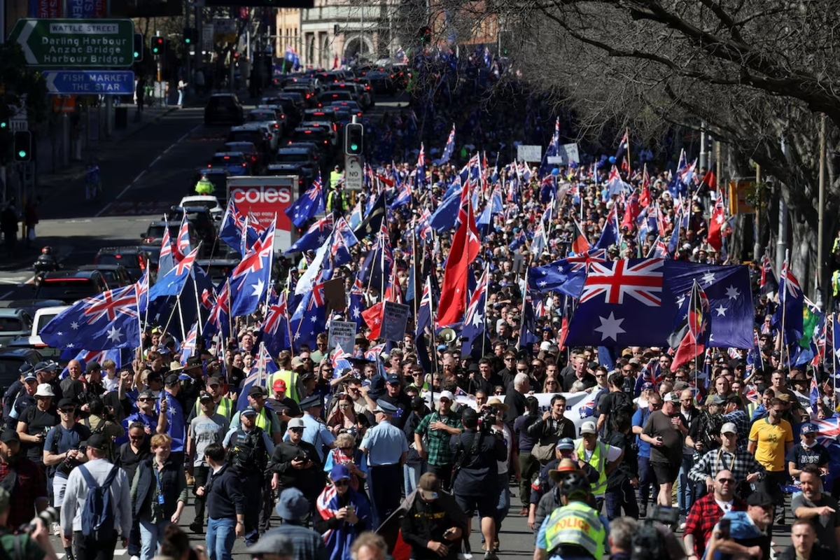 Decenas de miles de australianos se manifiestan contra la inmigración y piden deportaciones masivas: «Nuestros valores se están viendo erosionados»