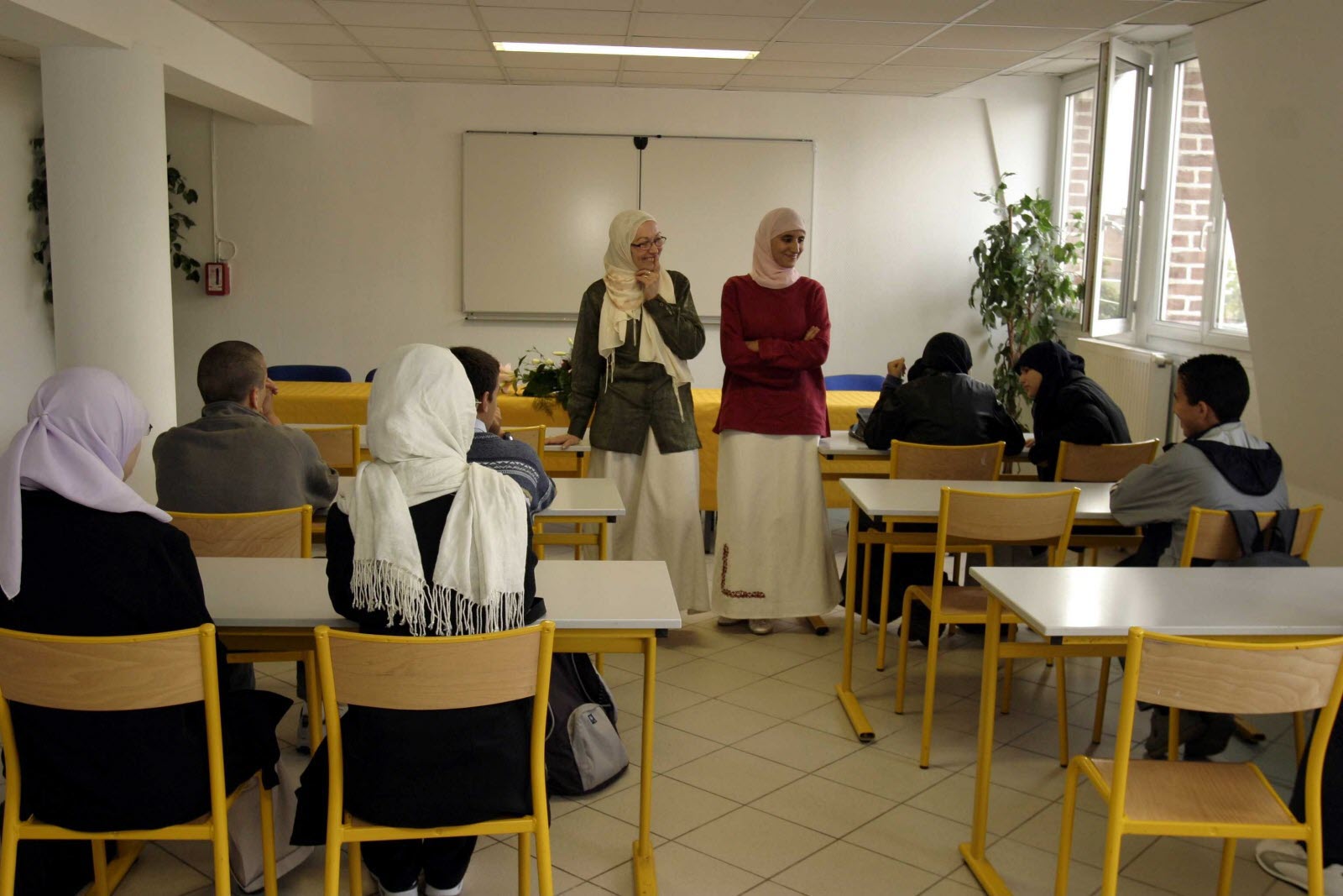 Una escuela islámica en Francia que impone el velo recupera las subvenciones públicas pese a las sospechas de financiación ilegal