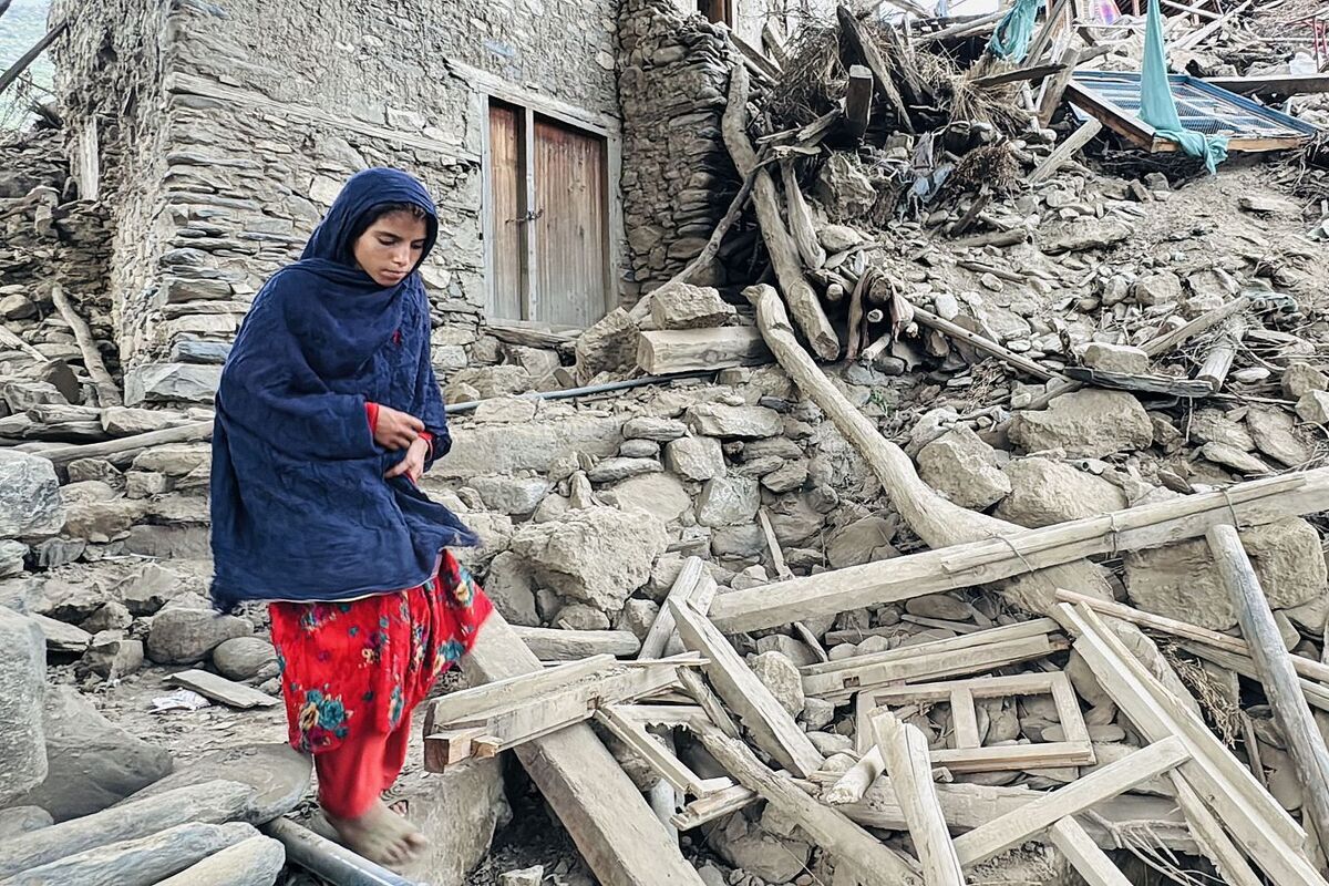 El Gobierno talibán prohíbe a los equipos de rescate ayudar a las mujeres tras el terremoto en Afganistán porque la Sharía «prohíbe el contacto físico»
