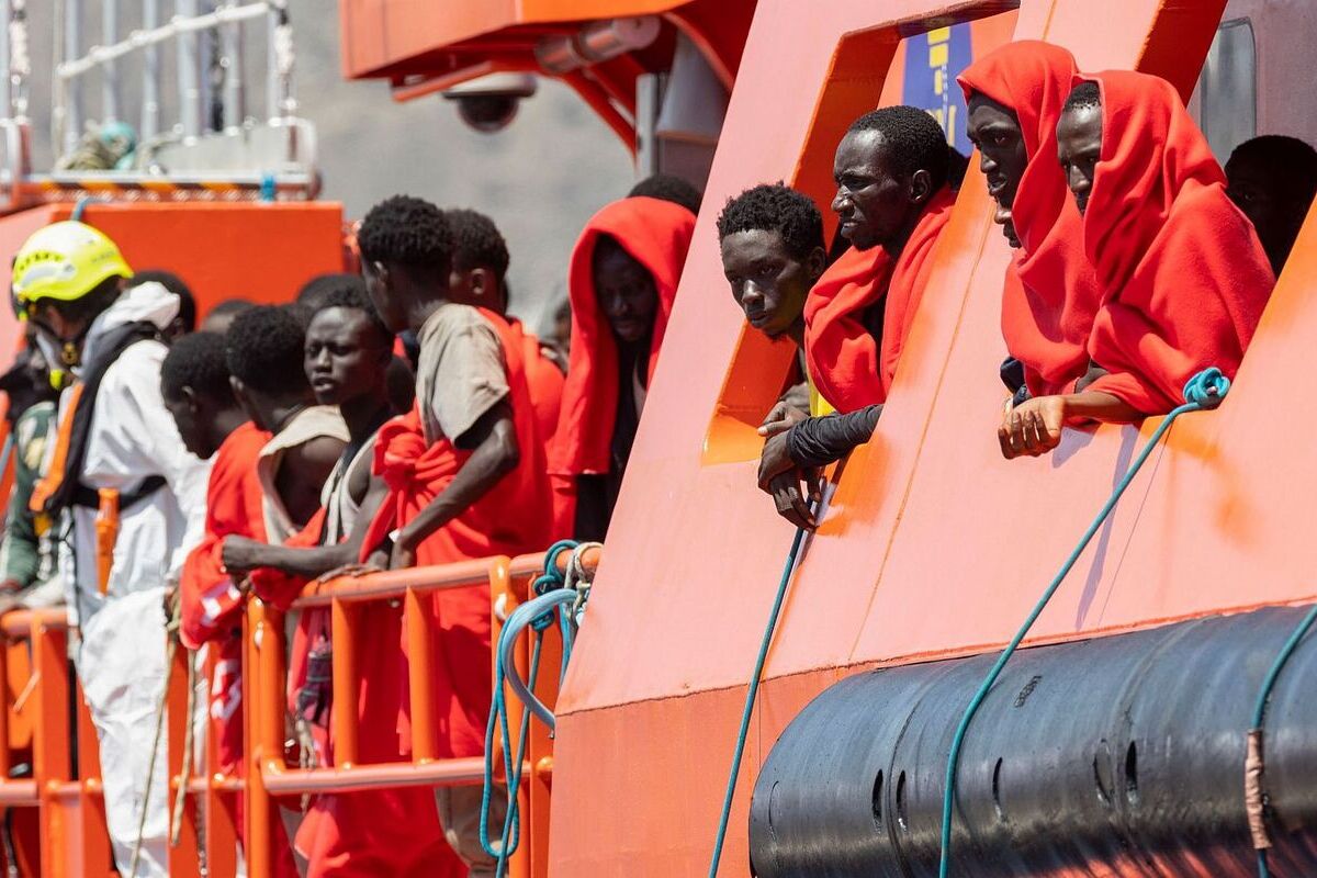 A prisión los 17 inmigrantes ilegales detenidos de un cayuco por asesinar a decenas de extranjeros cuando navegaban rumbo a Canarias