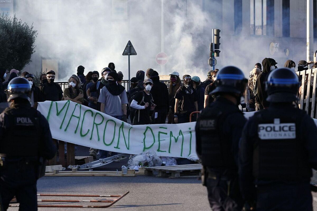 Inmigrantes islámicos y radicales de extrema izquierda atacan a la Policía y promete «bloquear el país» tras la caída del Gobierno de Macron