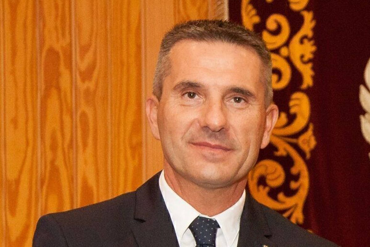 La Guardia Civil abre diligencias contra el concejal socialista que lanzó una patada voladora a unos jóvenes por gritar «¡Pedro Sánchez hijo de puta!»