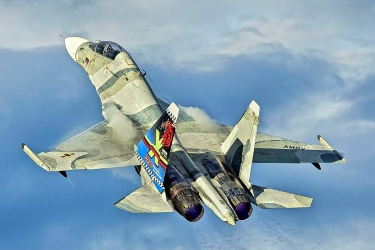 Aviones militares de Maduro hostigan a un buque de EEUU tras el ataque de Trump contra un narcolancha venezolana