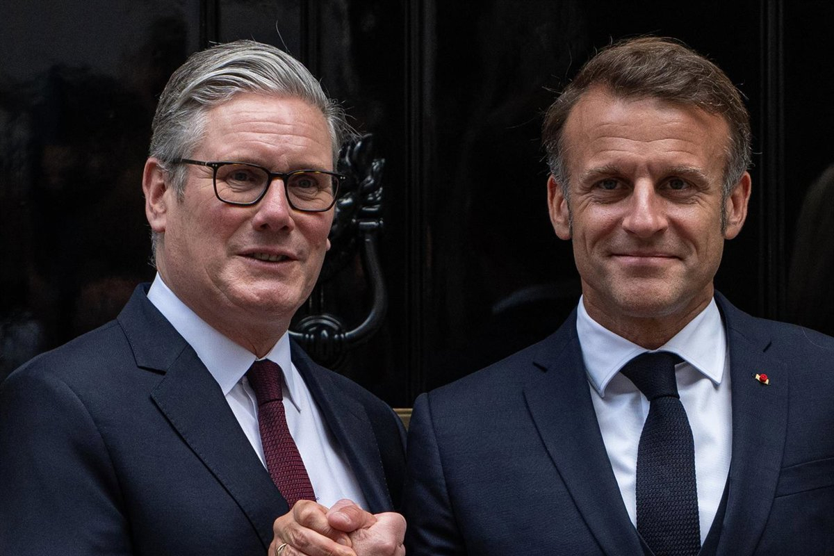 Macron acepta interceptar las pateras hacia el Reino Unido, pero sólo las que no lleven inmigrantes ilegales a bordo
