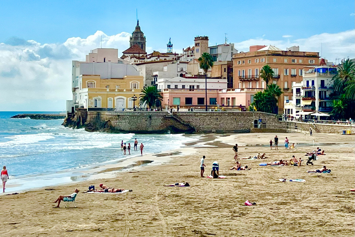 Un juez de Barcelona anula la sanción impuesta por separatistas a una cafetería de Sitges por hablar en español