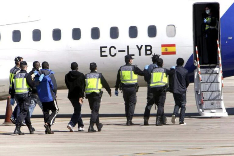 El Gobierno pagó a ACCEM más de 100.000 euros por cada avión para trasladar a casi 16.000 inmigrantes ilegales llegados a Canarias
