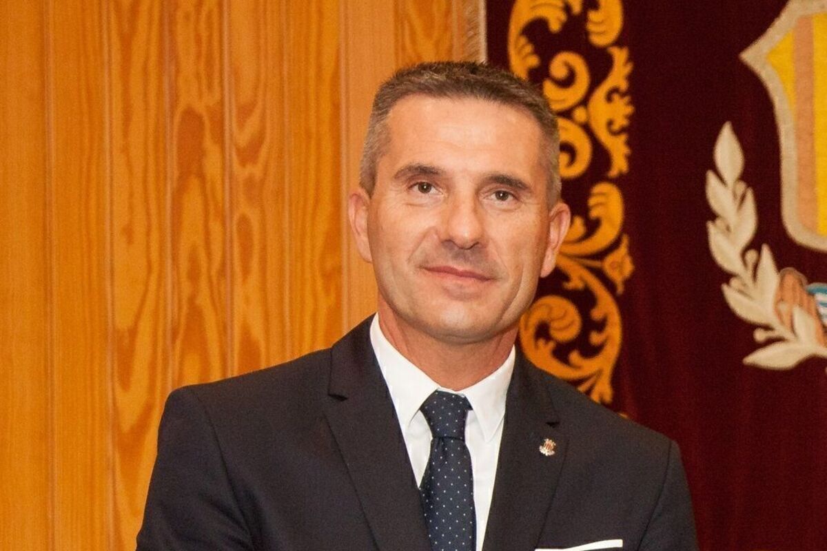 Un concejal del PSOE lanza una patada voladora a un grupo de jóvenes porque han insultado a Pedro Sánchez en un pueblo de Valencia
