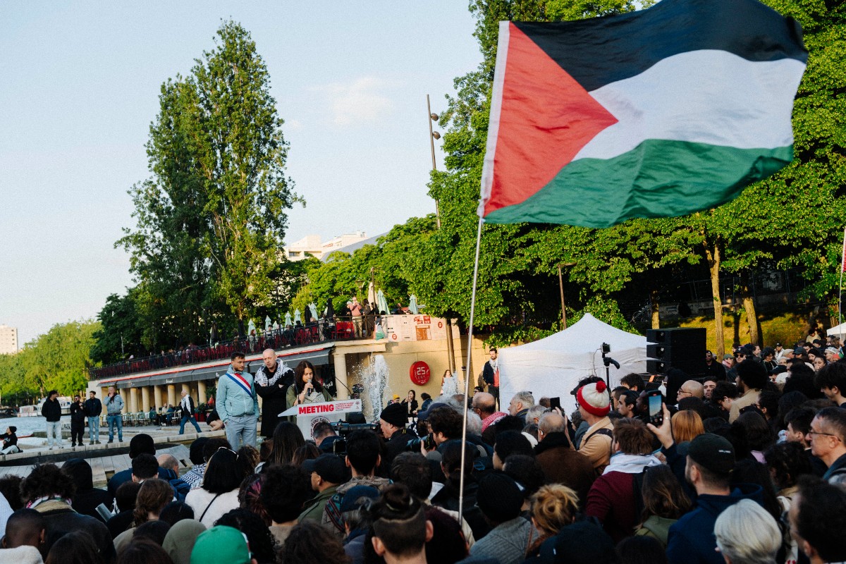 Adoctrinamiento político en un colegio público de Vallecas por una obra propalestina con niños vestidos de milicianos y armados con pistolas de juguete