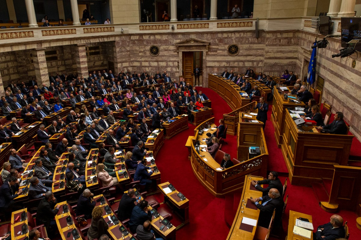 El Parlamento de Grecia aprueba una ley para acelerar las deportaciones de inmigrantes ilegales