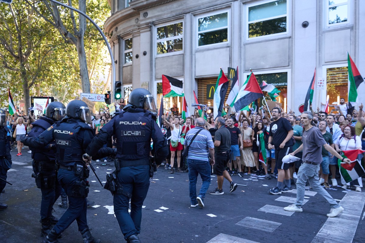 Más de una veintena de policías heridos por la violencia ultraizquierdista apoyada por Sánchez: «Se ha puesto en riesgo la vida de miles de familias»