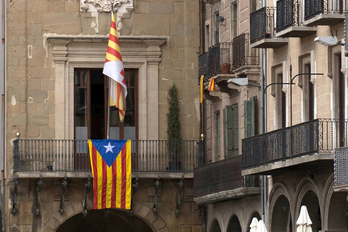 Una asociación patriota consigue que Vic se convierta en el primer ayuntamiento condenado por exigir demasiado nivel de catalán a sus empleados