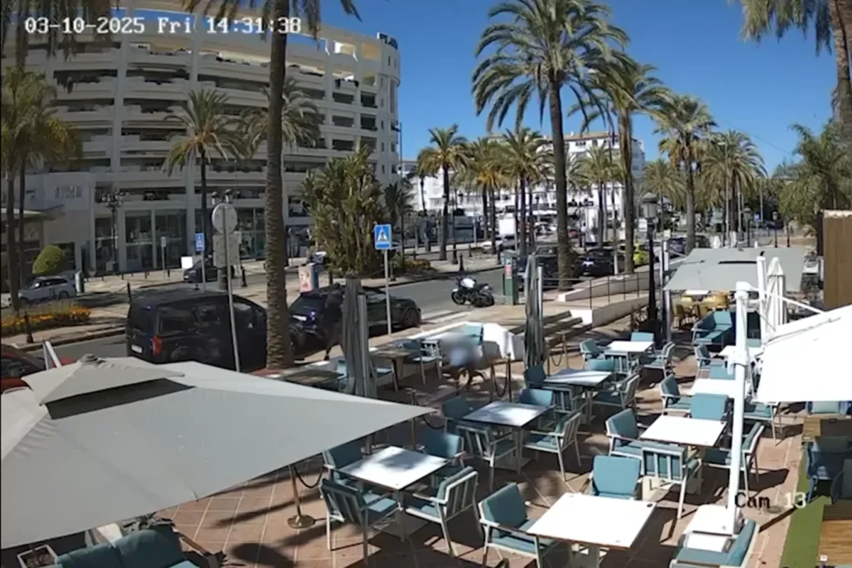 Detenido un inmigrante afgano por asesinar a tiros a plena luz del día a un joven que hablaba por teléfono en Marbella