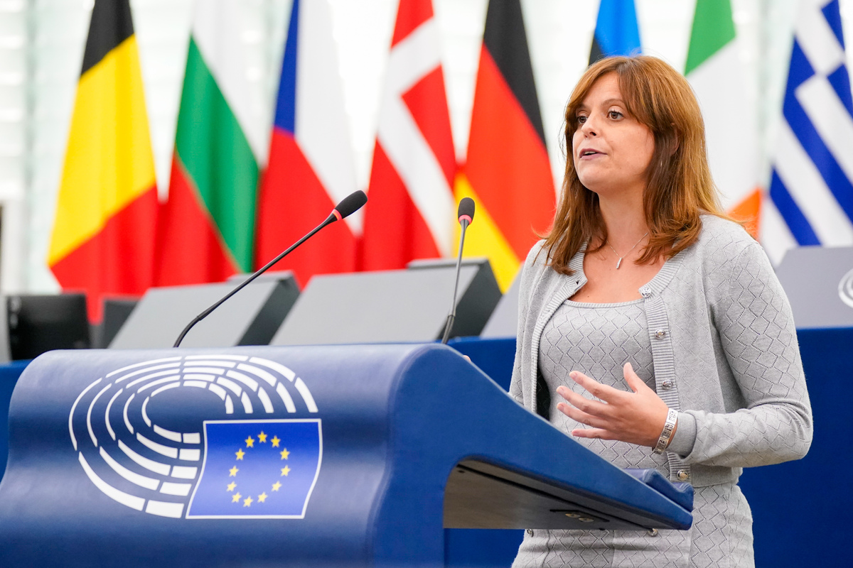 La Eurocámara mantiene con el apoyo de eurodiputados del PPE la inmunidad de la ultraizquierdista italiana que agredió a manifestantes patriotas en Hungría